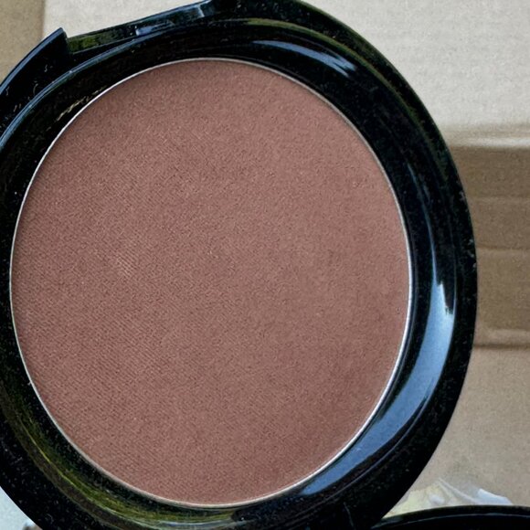 OSP Cosmetics Photochromatic Pressed Powder in Cocoa Bean - Picture 4 of 9